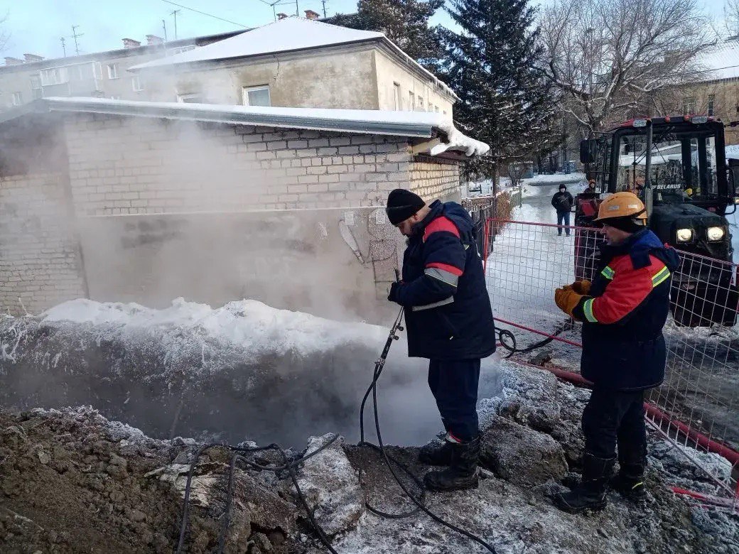 АО «Барнаульская теплосетевая компания «СГК-Алтай» устраняет повреждение теплосети на ул. Новоугольной АО «Барнаульская теплосетевая компания «СГК-Алтай» устраняет повреждение теплосети на ул. Новоугольной
