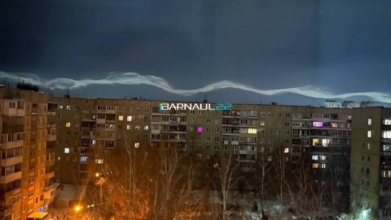 Необычное облако запечатлели жители Барнаула