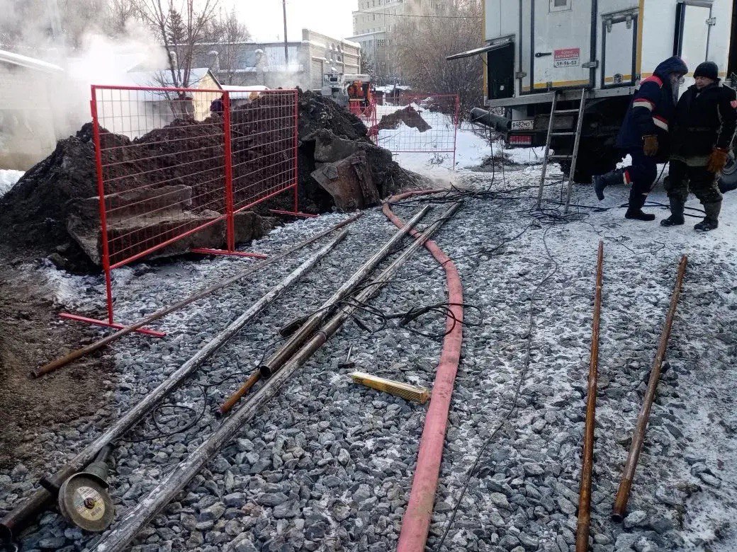 АО «Барнаульская теплосетевая компания «СГК-Алтай» устраняет повреждение теплосети на ул. Новоугольной АО «Барнаульская теплосетевая компания «СГК-Алтай» устраняет повреждение теплосети на ул. Новоугольной