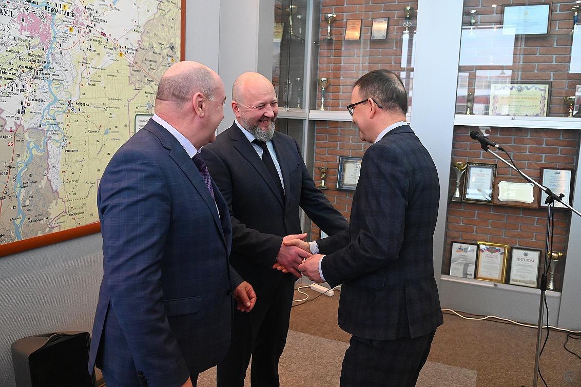 Барнаул получил новую коммунальную и дорожную технику Барнаул получил новую коммунальную и дорожную технику