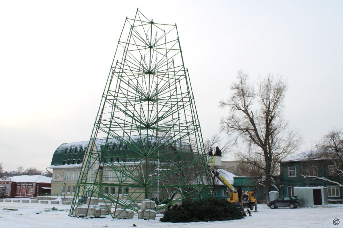 В Барнауле продолжают монтировать праздничную ель для будущего Новогоднего городка В Барнауле продолжают монтировать праздничную ель для будущего Новогоднего городка