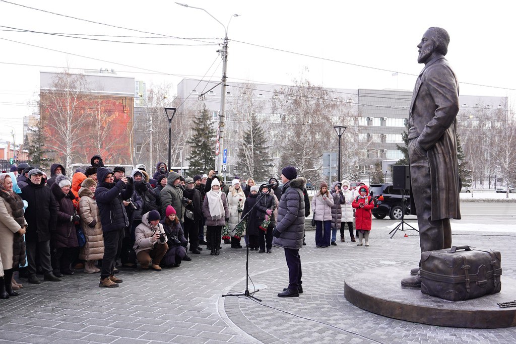 Памятник писателю Федору Михайловичу Достоевскому открыли на центральном проспекте Барнаула Памятник писателю Федору Михайловичу Достоевскому открыли на центральном проспекте Барнаула