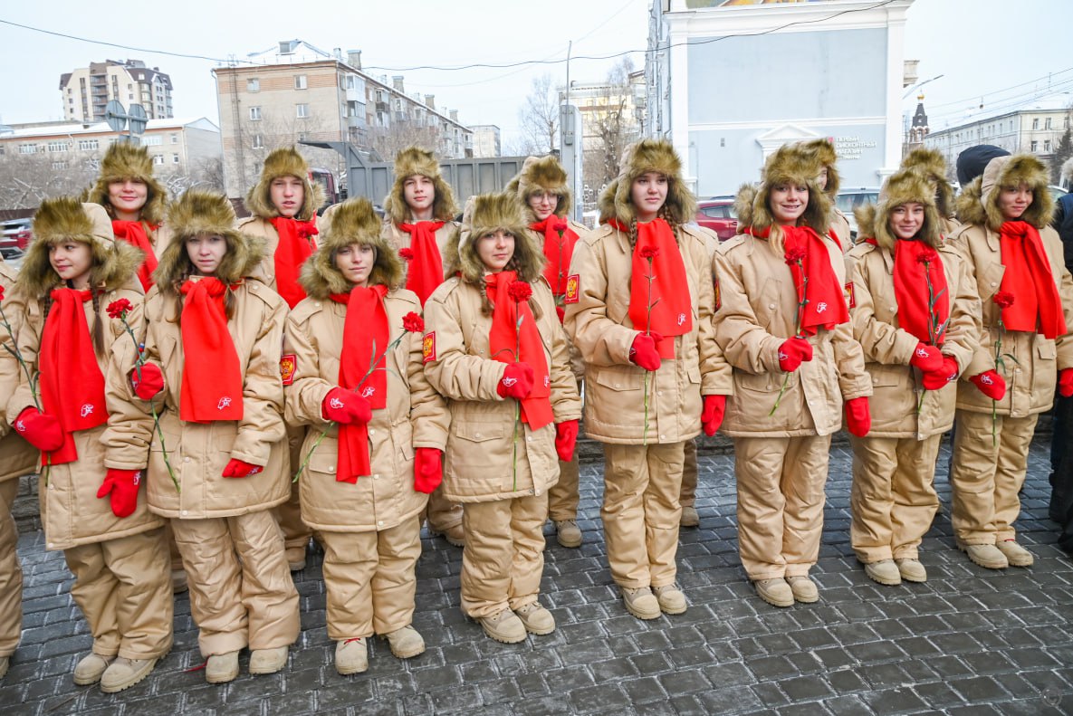 Памятник Федору Достоевскому установили в Барнауле Памятник Федору Достоевскому установили в Барнауле