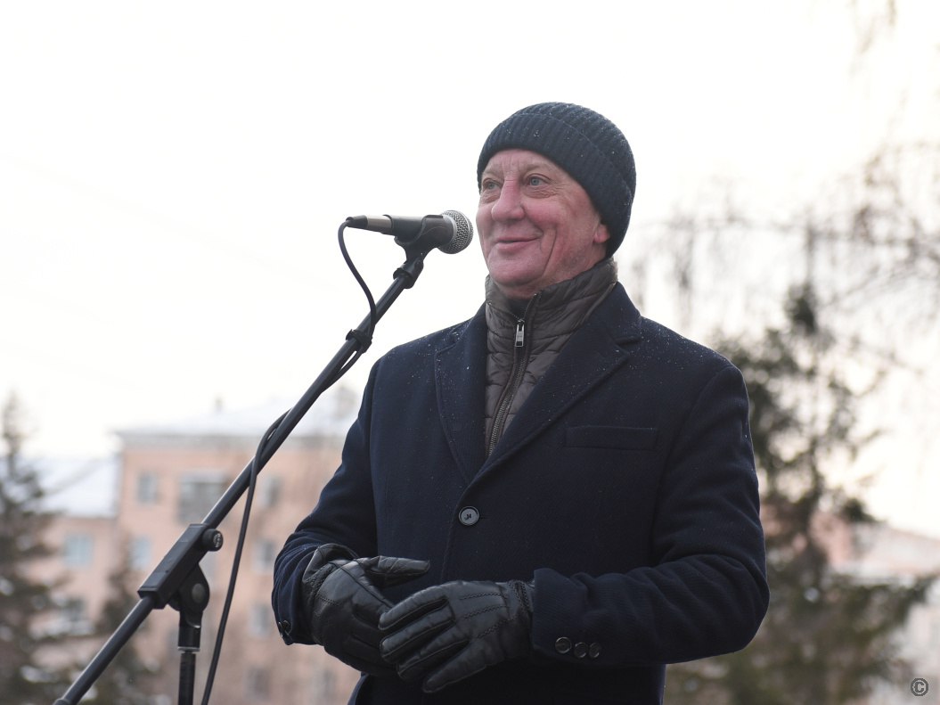 Губернатор края Виктор Томенко поздравил жителей Барнаула, культурное и литературное сообщество, представителей силовых структур с этим важным событием и поблагодарил тех, кто многие годы вынашивал эту идею и воплотил ее Губернатор края Виктор Томенко поздравил жителей Барнаула, культурное и литературное сообщество, представителей силовых структур с этим важным событием и поблагодарил тех, кто многие годы вынашивал эту идею и воплотил ее