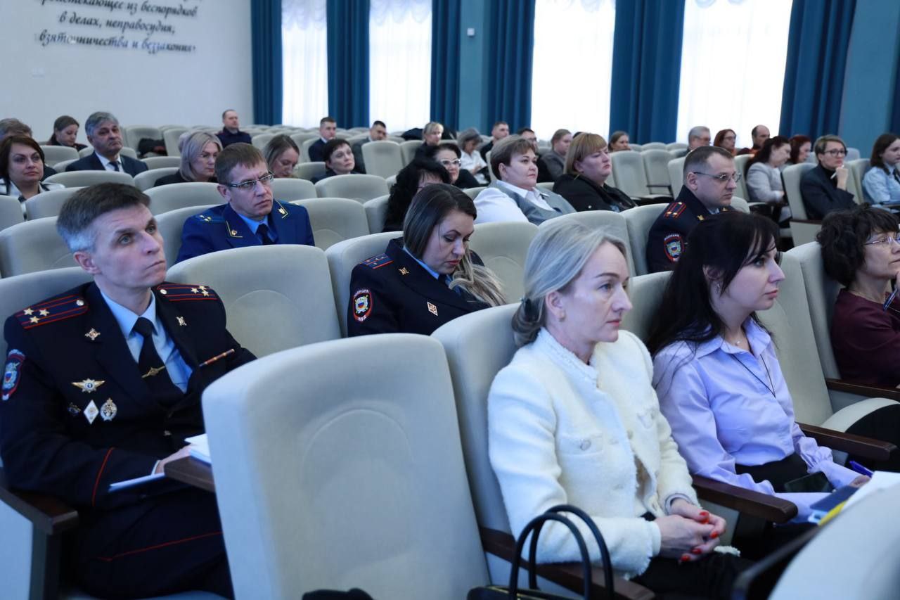 Под председательством заместителя прокурора края Рамиля Рафикова состоялось заседание межведомственной рабочей группы по защите прав несовершеннолетних Под председательством заместителя прокурора края Рамиля Рафикова состоялось заседание межведомственной рабочей группы по защите прав несовершеннолетних