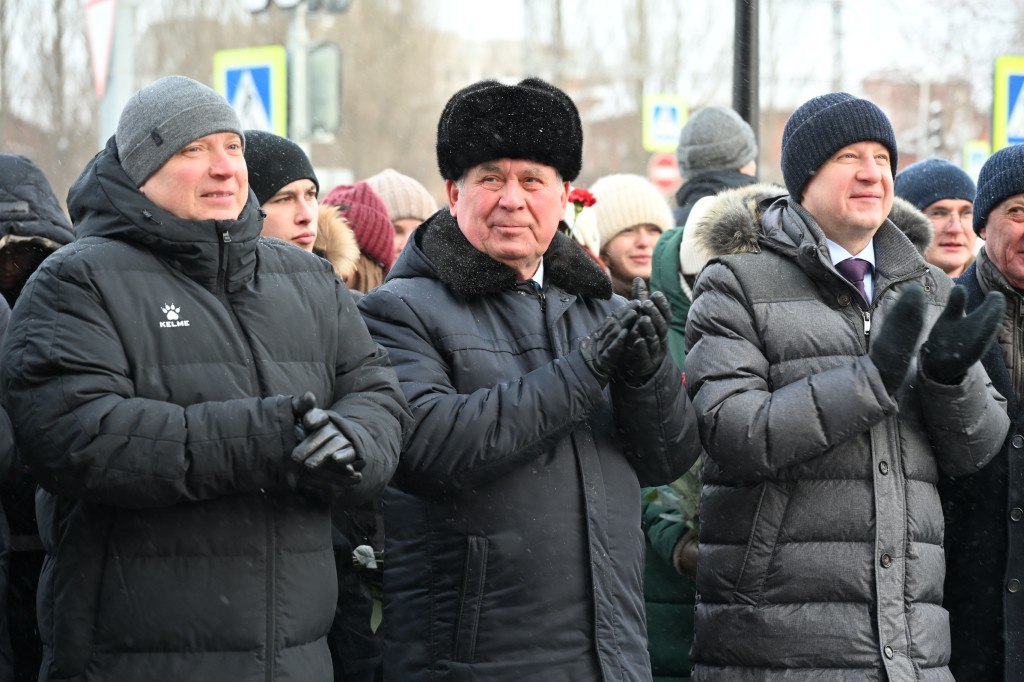 В Барнауле открыли памятник Достоевскому В Барнауле открыли памятник Достоевскому