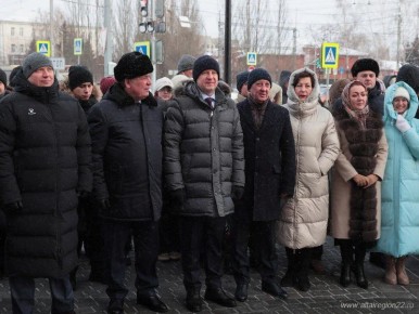 Памятник Федору Достоевскому установили в Барнауле