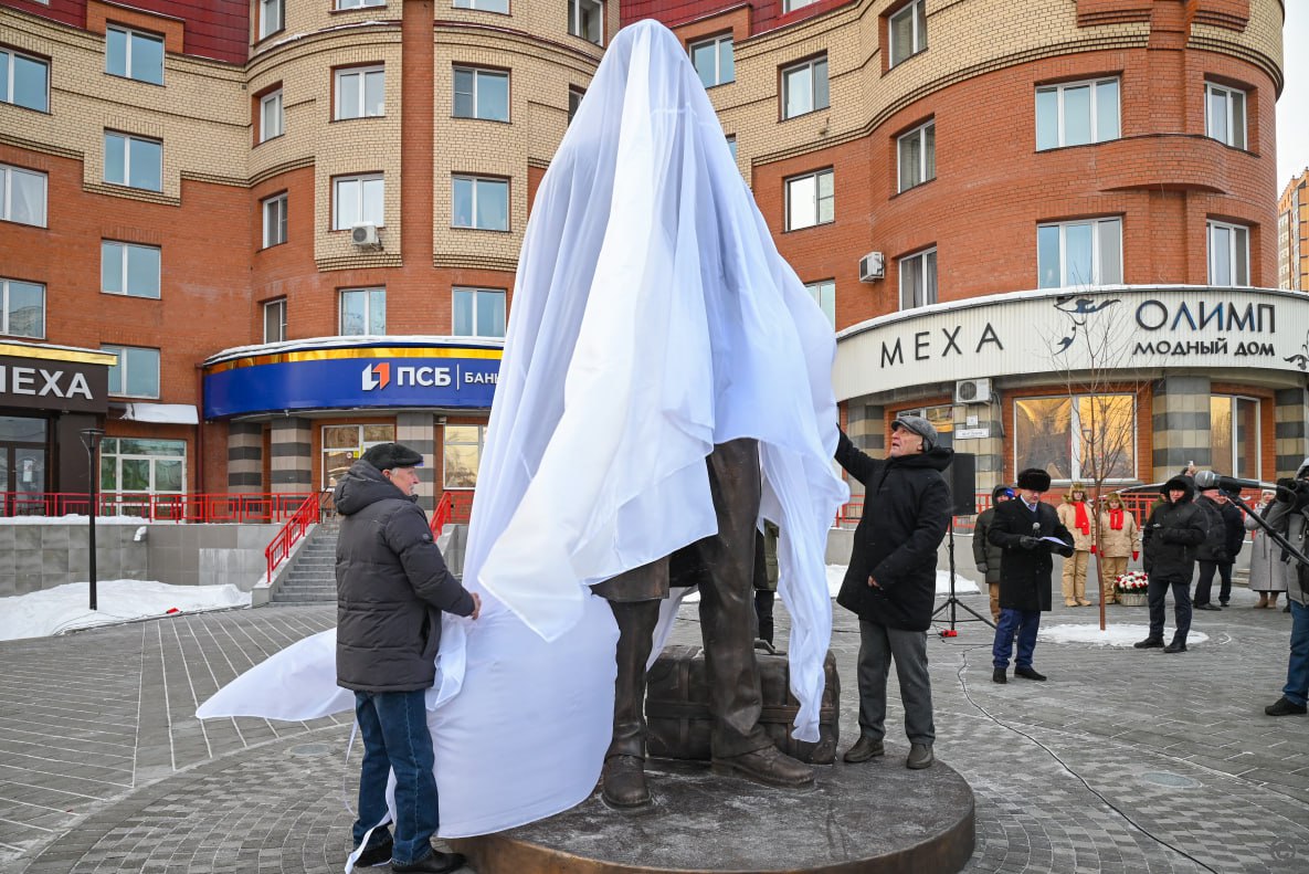 Памятник Федору Достоевскому установили в Барнауле Памятник Федору Достоевскому установили в Барнауле