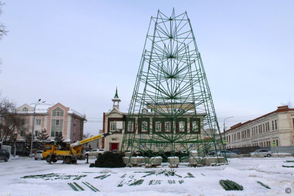 В Барнауле продолжают монтировать праздничную ель для будущего Новогоднего городка