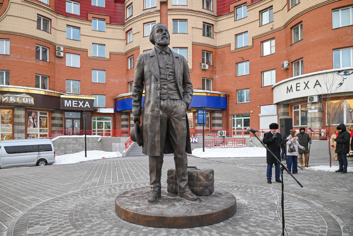 Губернатор края Виктор Томенко поздравил жителей Барнаула, культурное и литературное сообщество, представителей силовых структур с этим важным событием и поблагодарил тех, кто многие годы вынашивал эту идею и воплотил ее Губернатор края Виктор Томенко поздравил жителей Барнаула, культурное и литературное сообщество, представителей силовых структур с этим важным событием и поблагодарил тех, кто многие годы вынашивал эту идею и воплотил ее