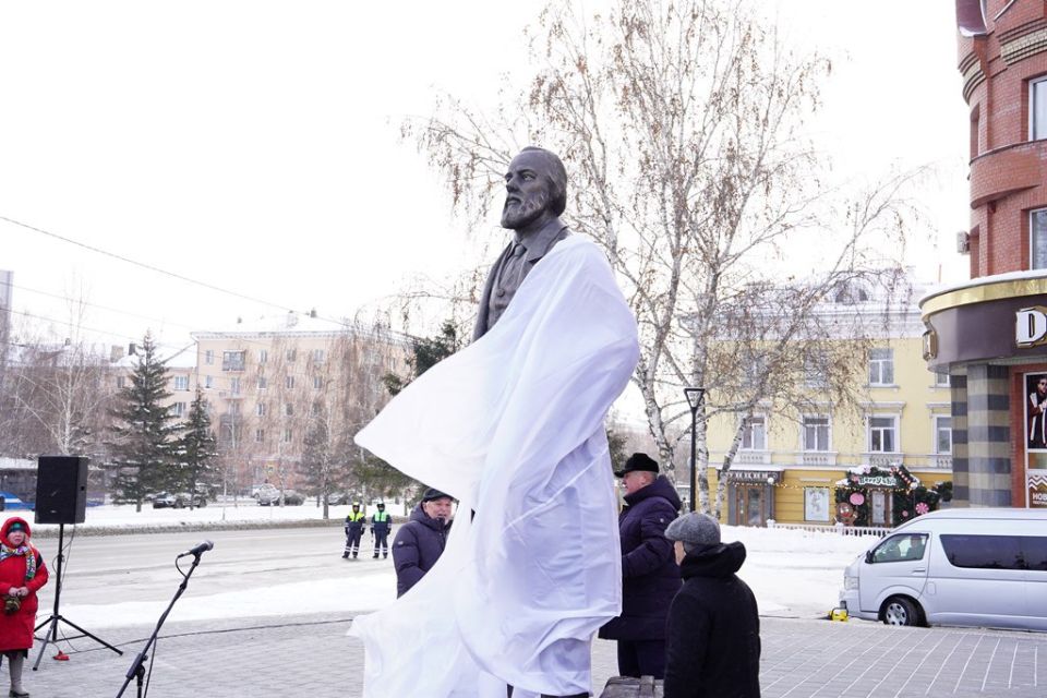 Памятник писателю Федору Михайловичу Достоевскому открыли на центральном проспекте Барнаула