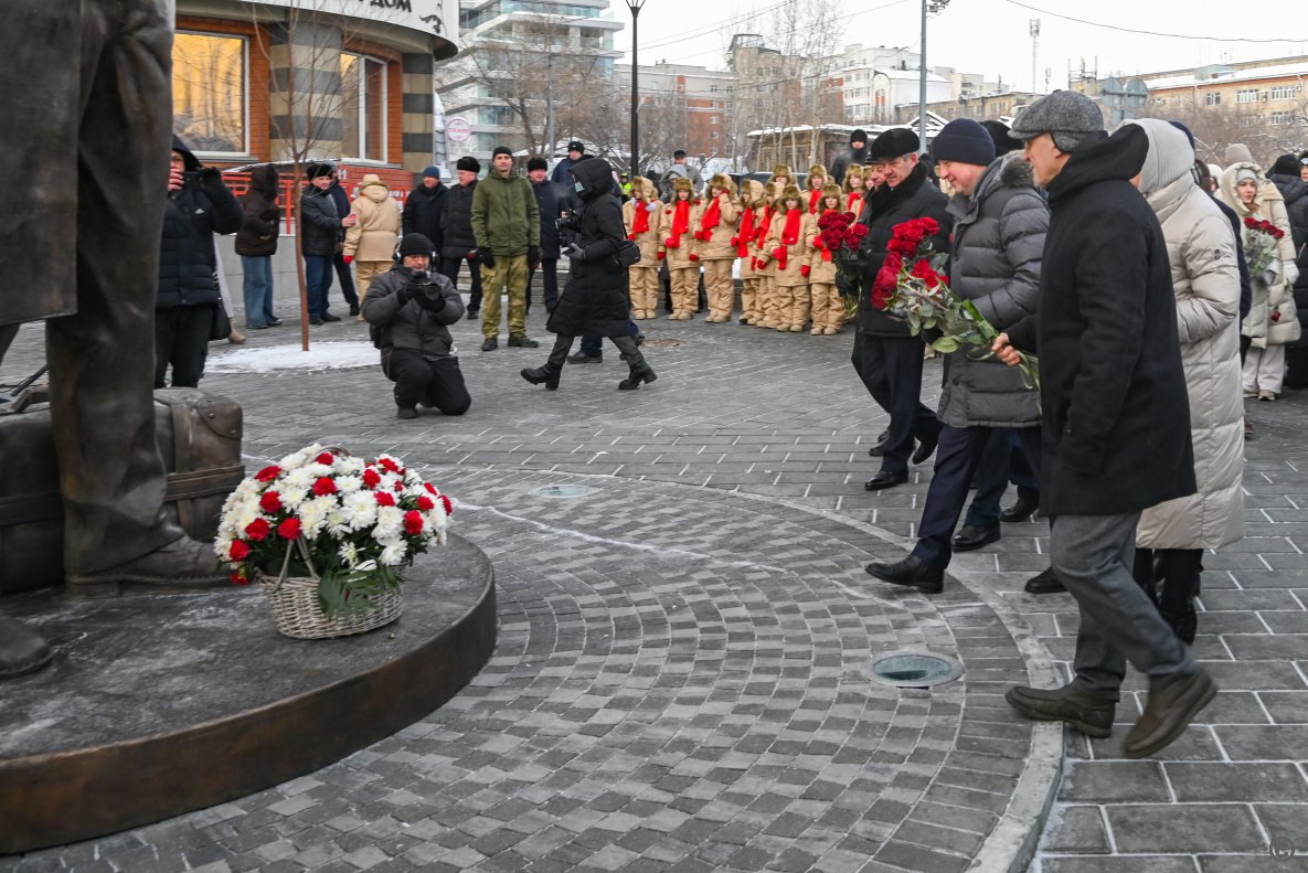 Губернатор края Виктор Томенко поздравил жителей Барнаула, культурное и литературное сообщество, представителей силовых структур с этим важным событием и поблагодарил тех, кто многие годы вынашивал эту идею и воплотил ее Губернатор края Виктор Томенко поздравил жителей Барнаула, культурное и литературное сообщество, представителей силовых структур с этим важным событием и поблагодарил тех, кто многие годы вынашивал эту идею и воплотил ее