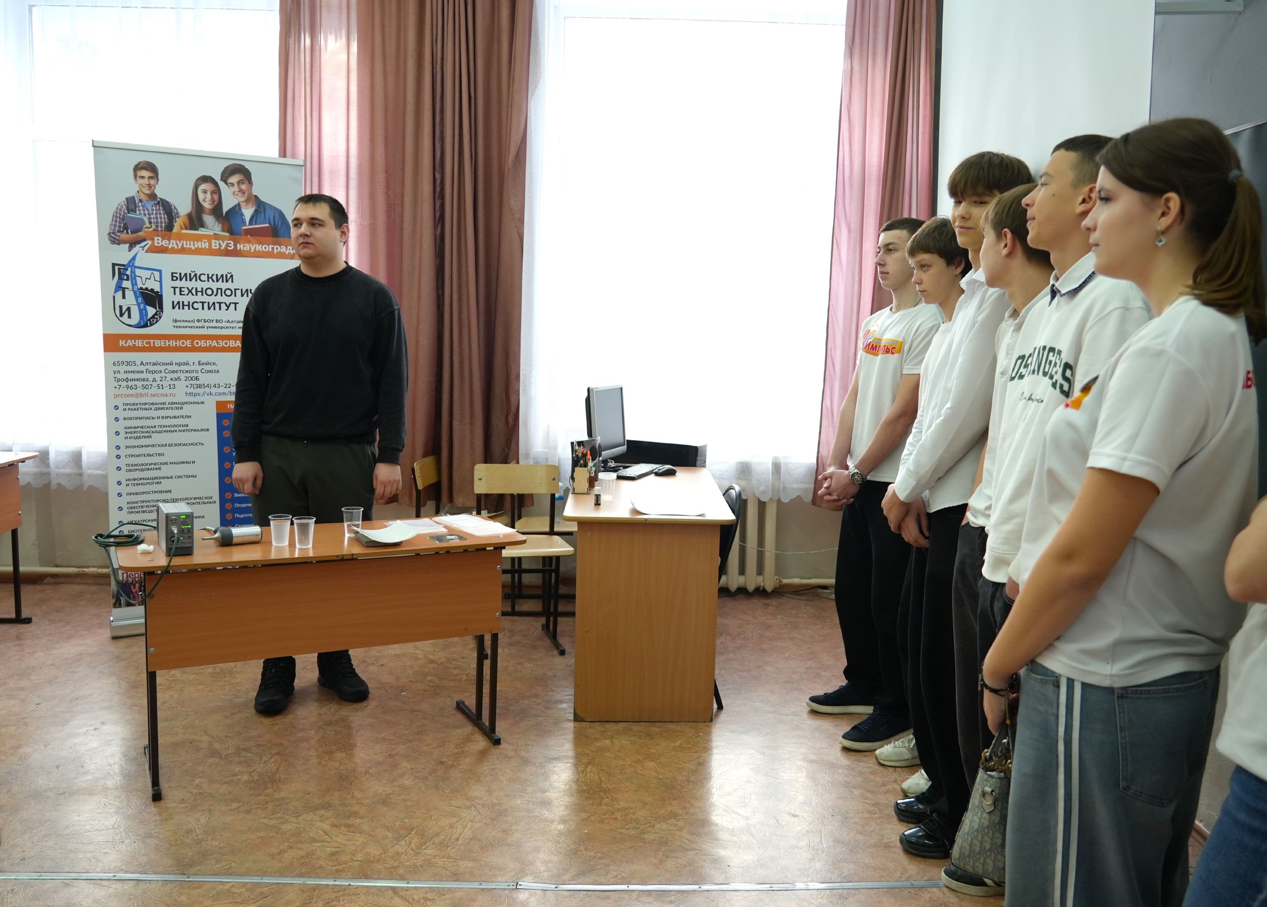 «Наукоград для молодых». В школе №18 успешно прошло торжественное открытие проекта «Наукоград для молодых», который объединил учащихся школ №18, 25, 33, 34, 40, Фоминской СОШ «Наукоград для молодых». В школе №18 успешно прошло торжественное открытие проекта «Наукоград для молодых», который объединил учащихся школ №18, 25, 33, 34, 40, Фоминской СОШ