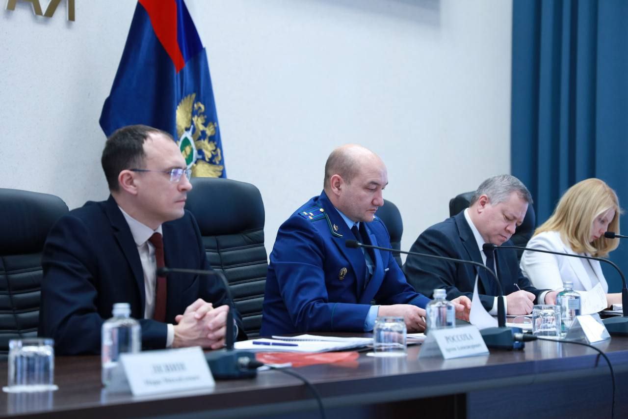 Под председательством заместителя прокурора края Рамиля Рафикова состоялось заседание межведомственной рабочей группы по защите прав несовершеннолетних Под председательством заместителя прокурора края Рамиля Рафикова состоялось заседание межведомственной рабочей группы по защите прав несовершеннолетних