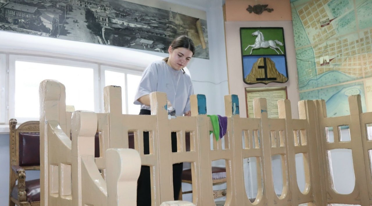 В Бийске волонтеры исправительного центра помогли с ремонтом музея им. Бианки