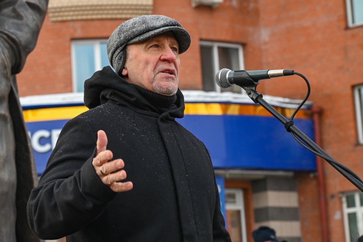 Губернатор края Виктор Томенко поздравил жителей Барнаула, культурное и литературное сообщество, представителей силовых структур с этим важным событием и поблагодарил тех, кто многие годы вынашивал эту идею и воплотил ее Губернатор края Виктор Томенко поздравил жителей Барнаула, культурное и литературное сообщество, представителей силовых структур с этим важным событием и поблагодарил тех, кто многие годы вынашивал эту идею и воплотил ее