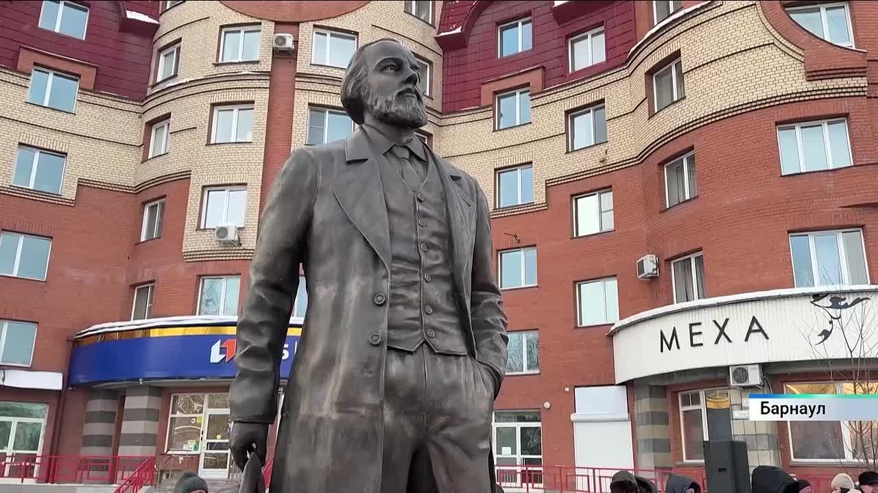 Памятник Фёдору Достоевскому открыли в Барнауле