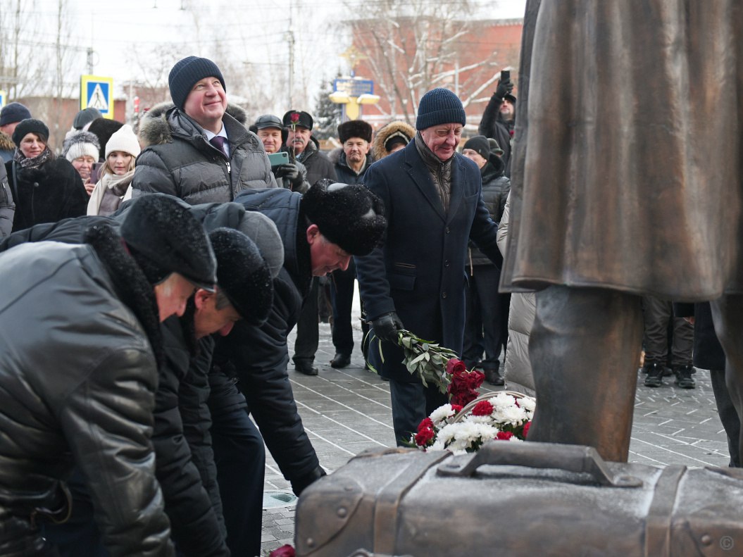 Губернатор края Виктор Томенко поздравил жителей Барнаула, культурное и литературное сообщество, представителей силовых структур с этим важным событием и поблагодарил тех, кто многие годы вынашивал эту идею и воплотил ее Губернатор края Виктор Томенко поздравил жителей Барнаула, культурное и литературное сообщество, представителей силовых структур с этим важным событием и поблагодарил тех, кто многие годы вынашивал эту идею и воплотил ее