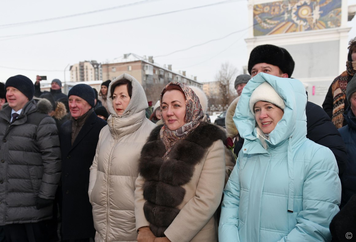 Памятник Федору Достоевскому установили в Барнауле Памятник Федору Достоевскому установили в Барнауле