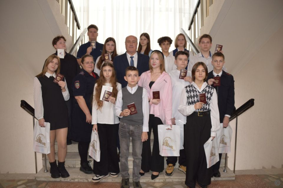 В День Конституции юным барнаульцам торжественно вручили паспорта