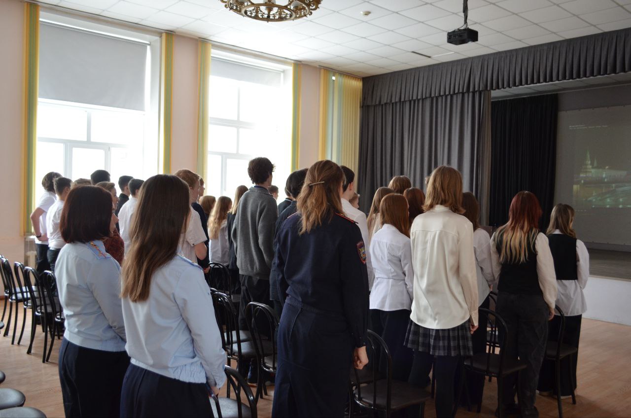 Правовой ликбез для школьников: сотрудники УМВД России по городу Барнаулу в День Конституции РФ провели познавательную встречу с учащимися средней школы №55 Правовой ликбез для школьников: сотрудники УМВД России по городу Барнаулу в День Конституции РФ провели познавательную встречу с учащимися средней школы №55