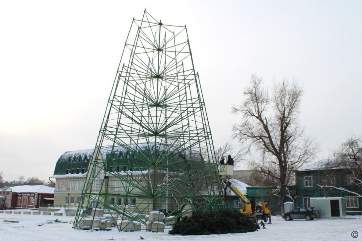 Главную ёлку Барнаула продолжают монтировать на площади Свободы