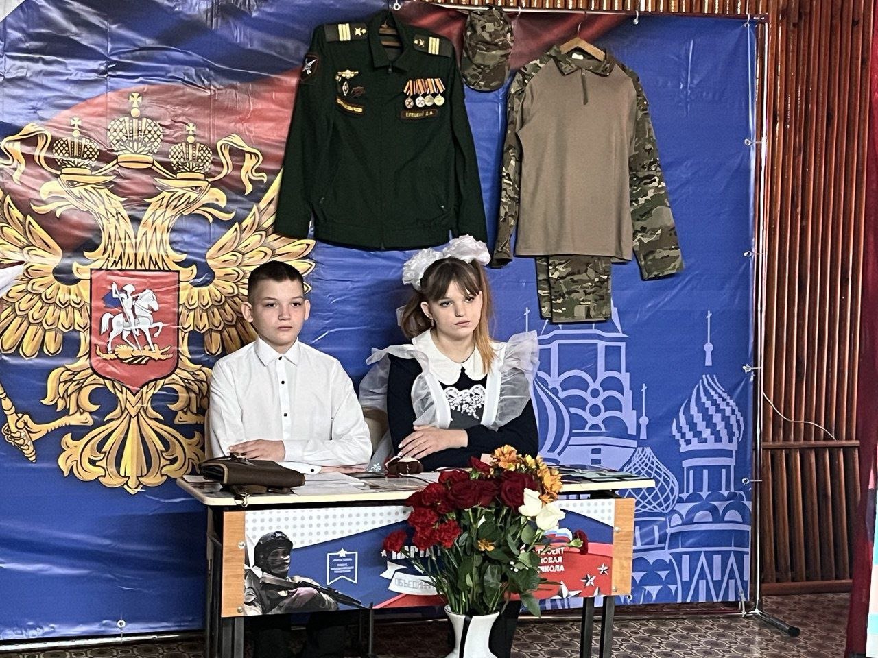 Парту Героя в память о старшем сержанте Денисе Елецком, погибшем в бою за свою страну, открыли в алтайском селе