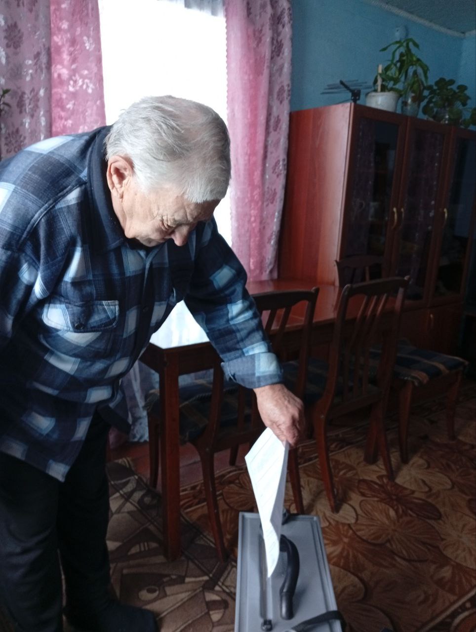 "Мы до каждого дойдем", – говорят члены наших участковых комиссий и спешат к тем, кто их очень ждет "Мы до каждого дойдем", – говорят члены наших участковых комиссий и спешат к тем, кто их очень ждет