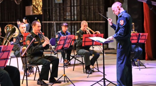 И вальс, и джаз: оркестр Бийского полка Росгвардии отмечает юбилейную дату