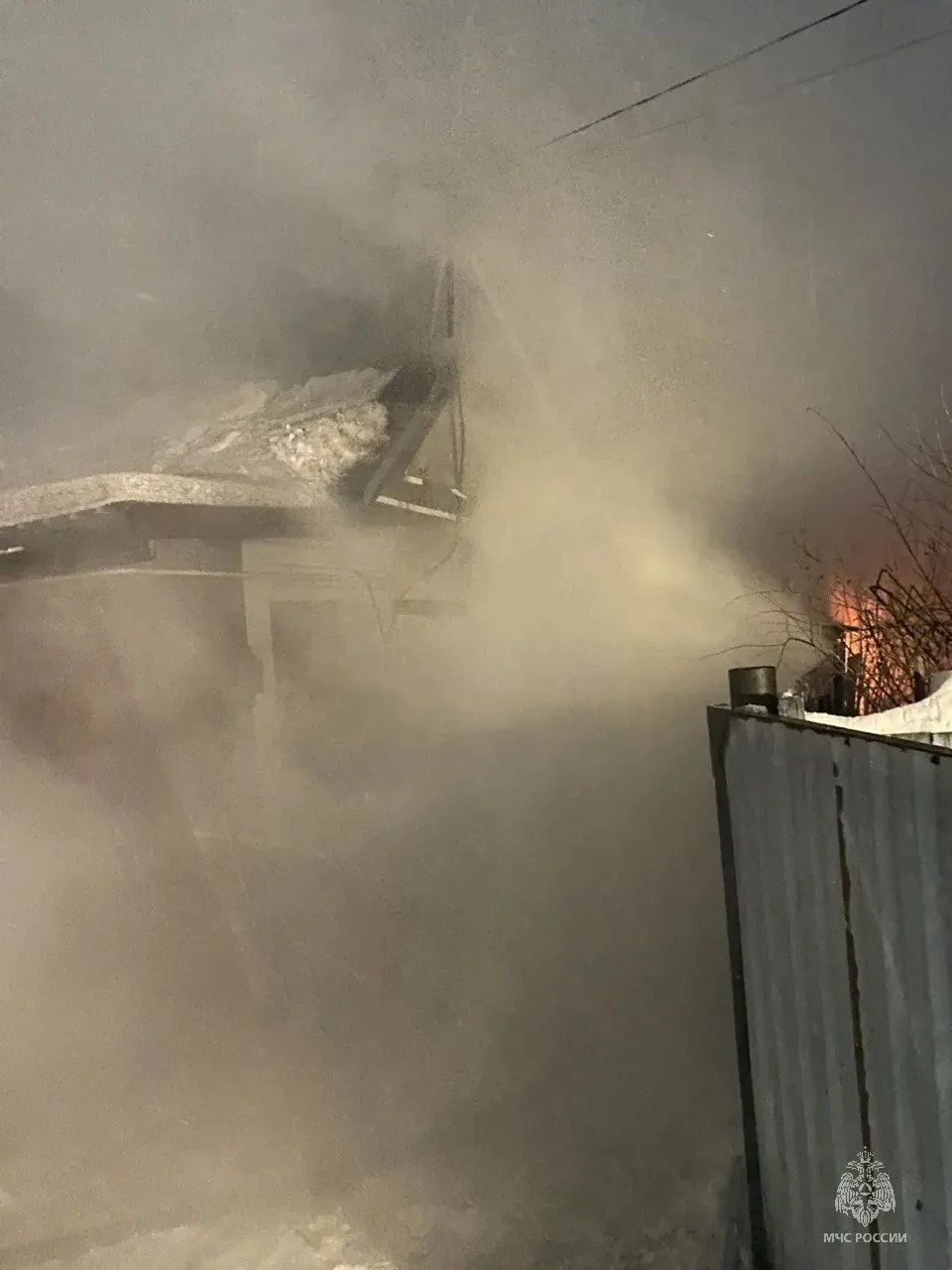 На пожаре в Новоалтайске спасены два человека