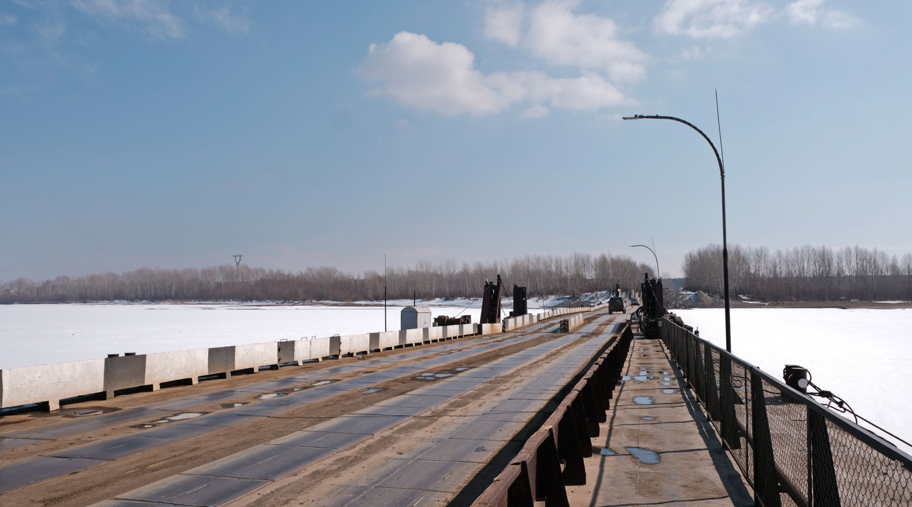 В Бийске открыли для движения понтонный мост