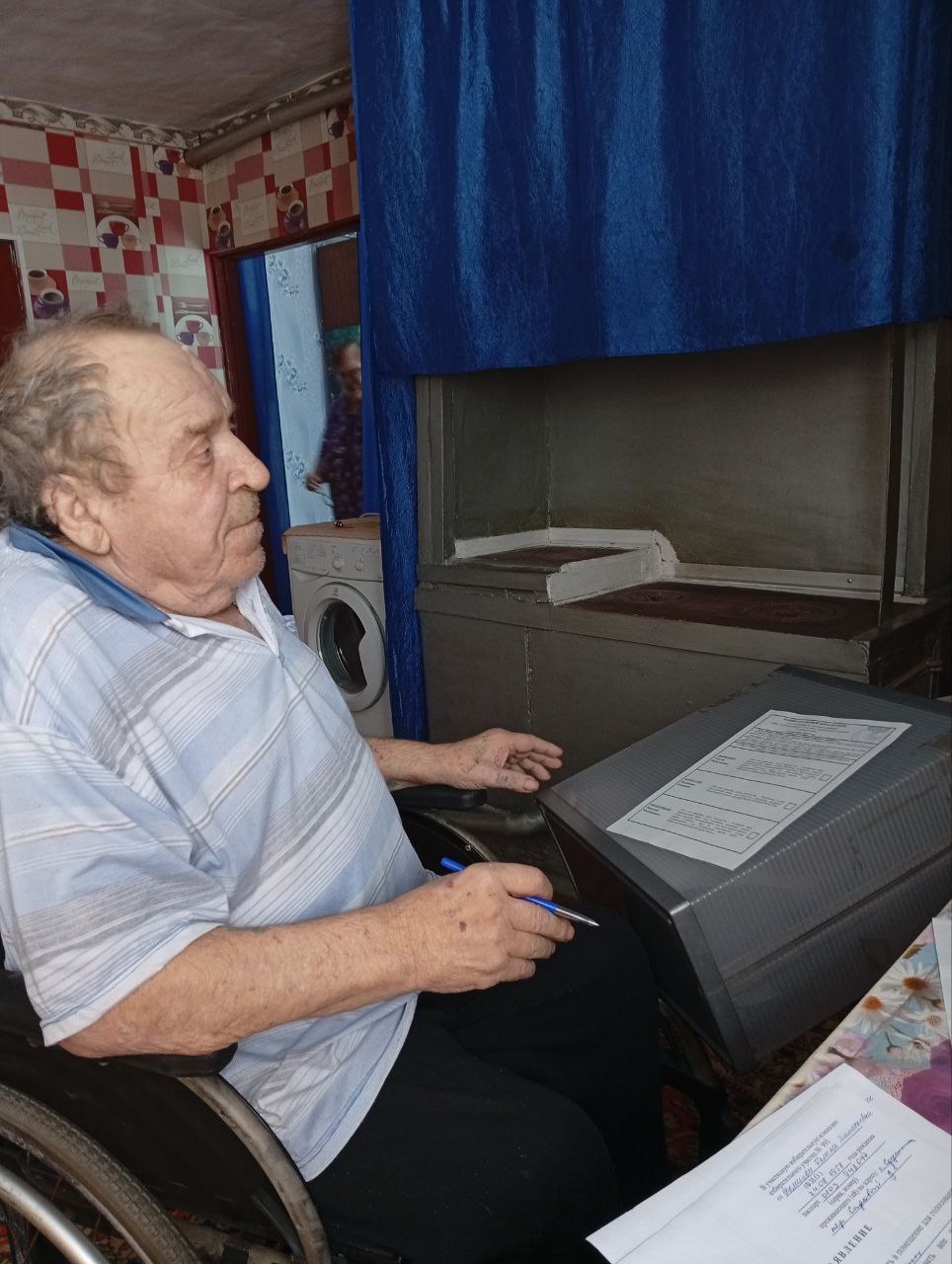 "Мы до каждого дойдем", – говорят члены наших участковых комиссий и спешат к тем, кто их очень ждет "Мы до каждого дойдем", – говорят члены наших участковых комиссий и спешат к тем, кто их очень ждет