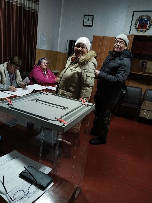 Семья Семеютенко – Инна Вячеславовна и Сергей Витальевич – самые первые избиратели, пришедшие на участок №993, чтобы проголосовать за главу Соусканихинского сельсовета