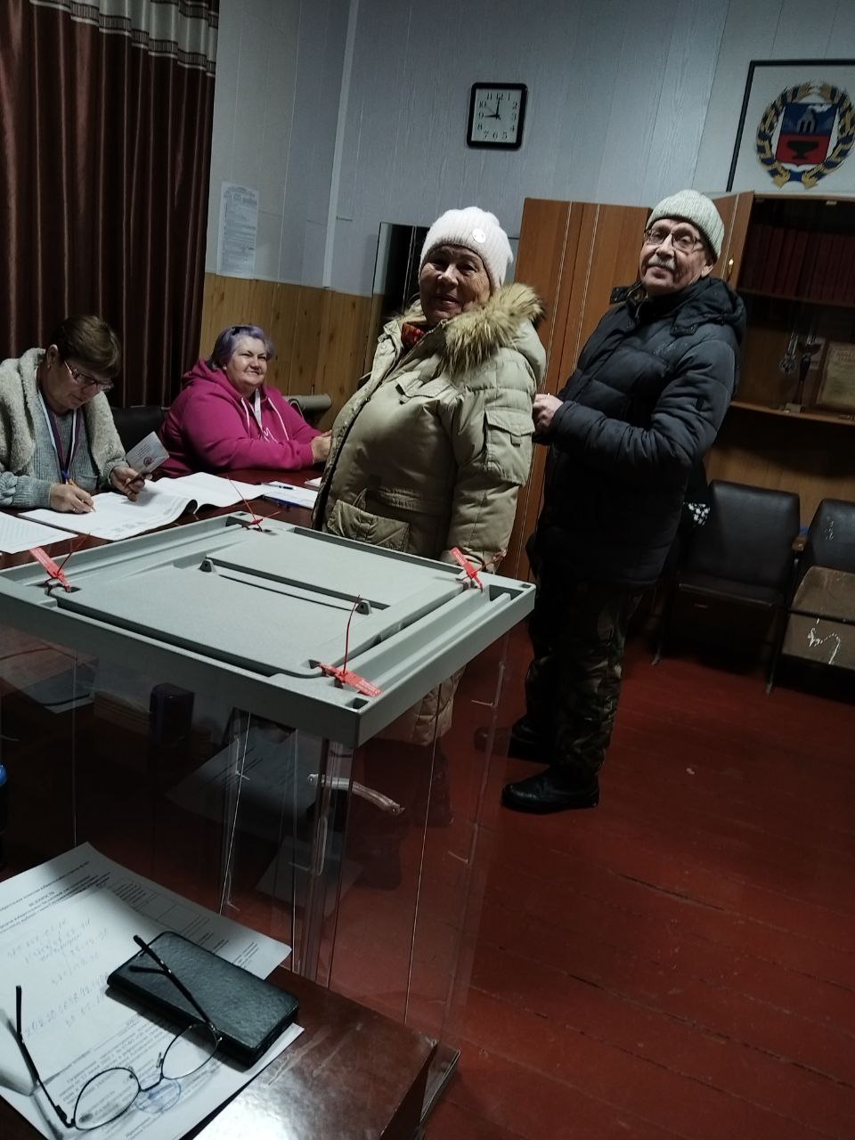 Семья Семеютенко – Инна Вячеславовна и Сергей Витальевич – самые первые избиратели, пришедшие на участок №993, чтобы проголосовать за главу Соусканихинского сельсовета