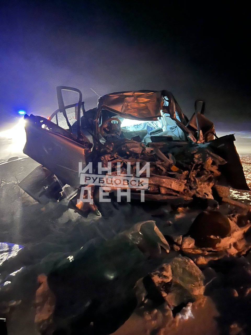 Водитель легкового автомобиля погиб в лобовом столкновении с грузовиком Водитель легкового автомобиля погиб в лобовом столкновении с грузовиком