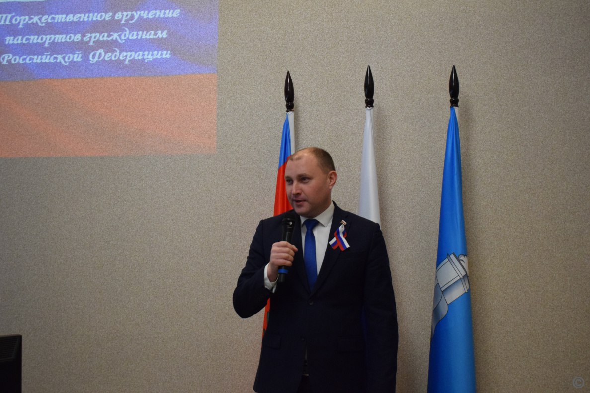 Депутаты вручили паспорта юным жителям Барнаула Депутаты вручили паспорта юным жителям Барнаула