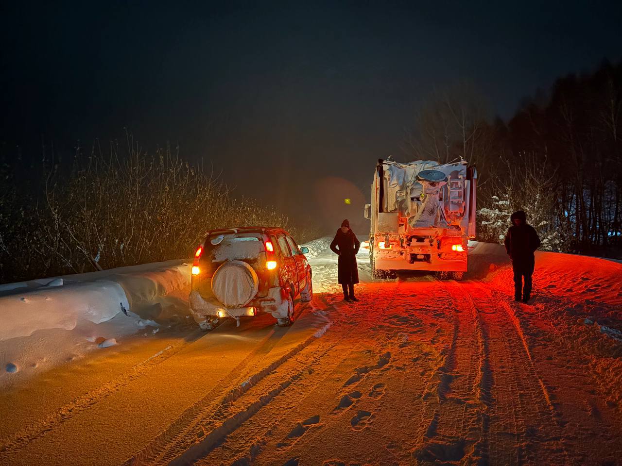 Всегда готовы прийти на помощь: дорожники выручают водителей на алтайских трассах Всегда готовы прийти на помощь: дорожники выручают водителей на алтайских трассах