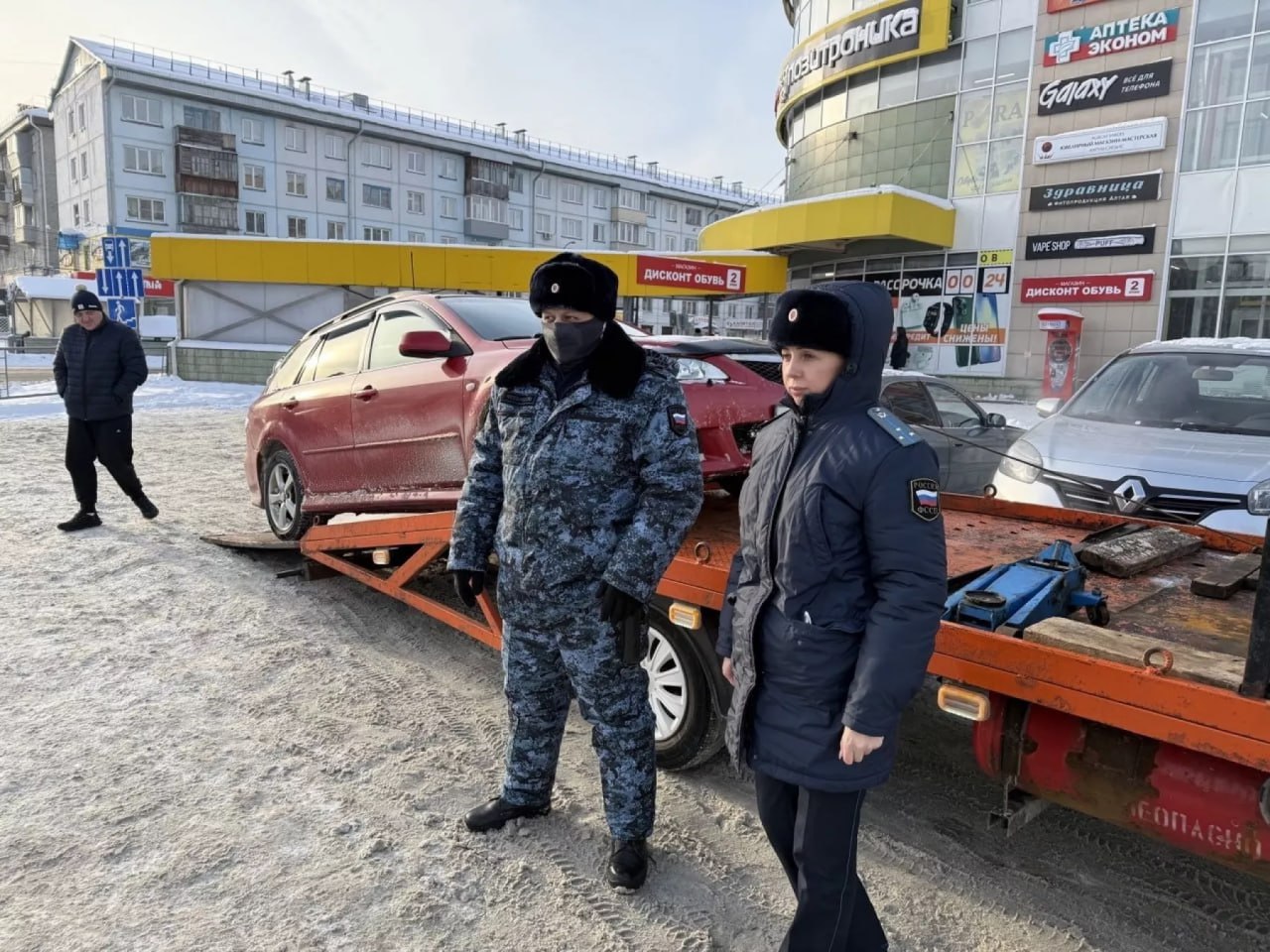 Мероприятие по выявлению должников в Бийске проводят судебные приставы совместно с инспекторами ГАИ Мероприятие по выявлению должников в Бийске проводят судебные приставы совместно с инспекторами ГАИ