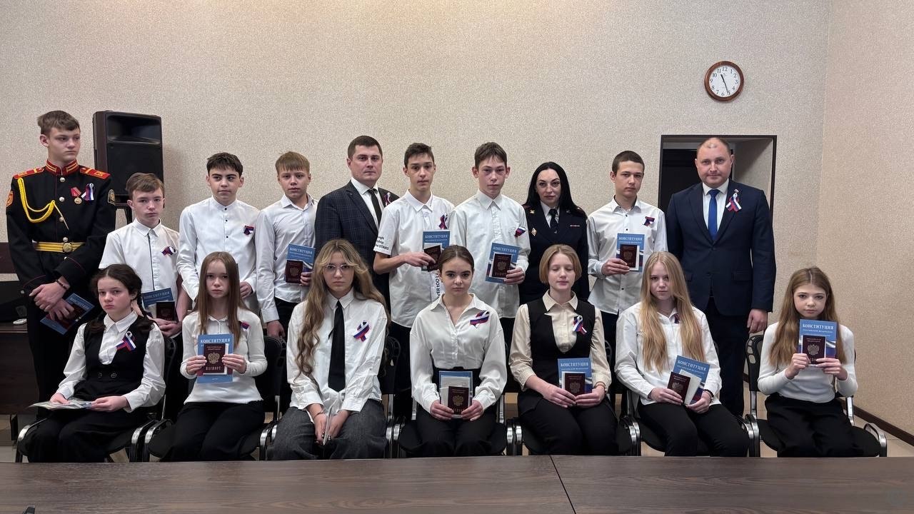 Депутаты вручили паспорта юным жителям Барнаула Депутаты вручили паспорта юным жителям Барнаула