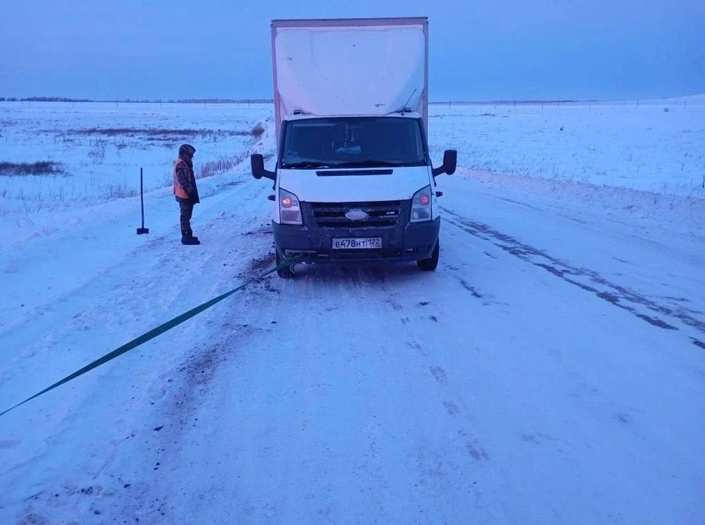 Всегда готовы прийти на помощь: дорожники выручают водителей на алтайских трассах