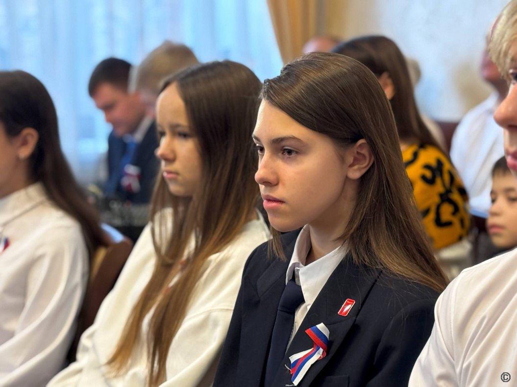 Депутаты вручили паспорта юным жителям Барнаула Депутаты вручили паспорта юным жителям Барнаула