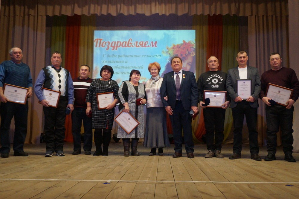 В Новичихинском районе поздравили работников агропромышленного комплекса с профессиональным праздником В Новичихинском районе поздравили работников агропромышленного комплекса с профессиональным праздником