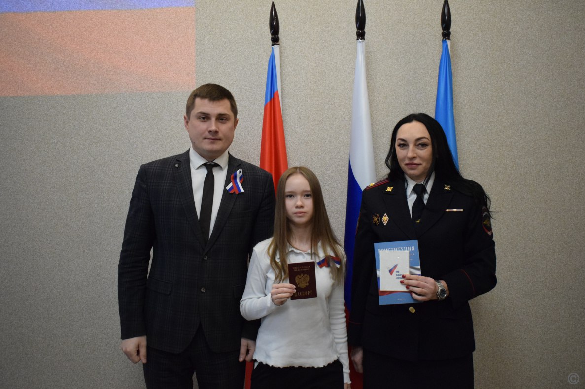 Депутаты вручили паспорта юным жителям Барнаула Депутаты вручили паспорта юным жителям Барнаула