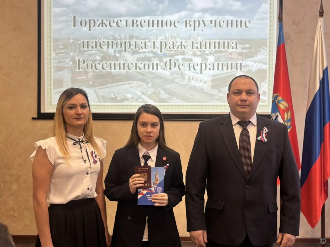 Депутаты вручили паспорта юным жителям Барнаула Депутаты вручили паспорта юным жителям Барнаула