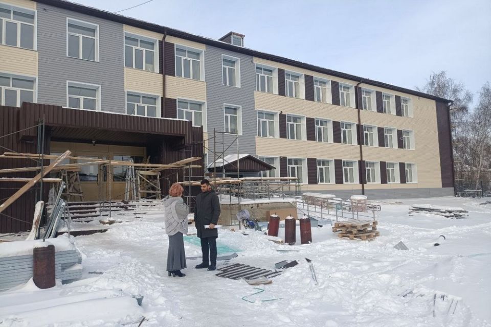 Ирина Солнцева оценила ход работ по капитальному ремонту школы в Поспелихинском районе