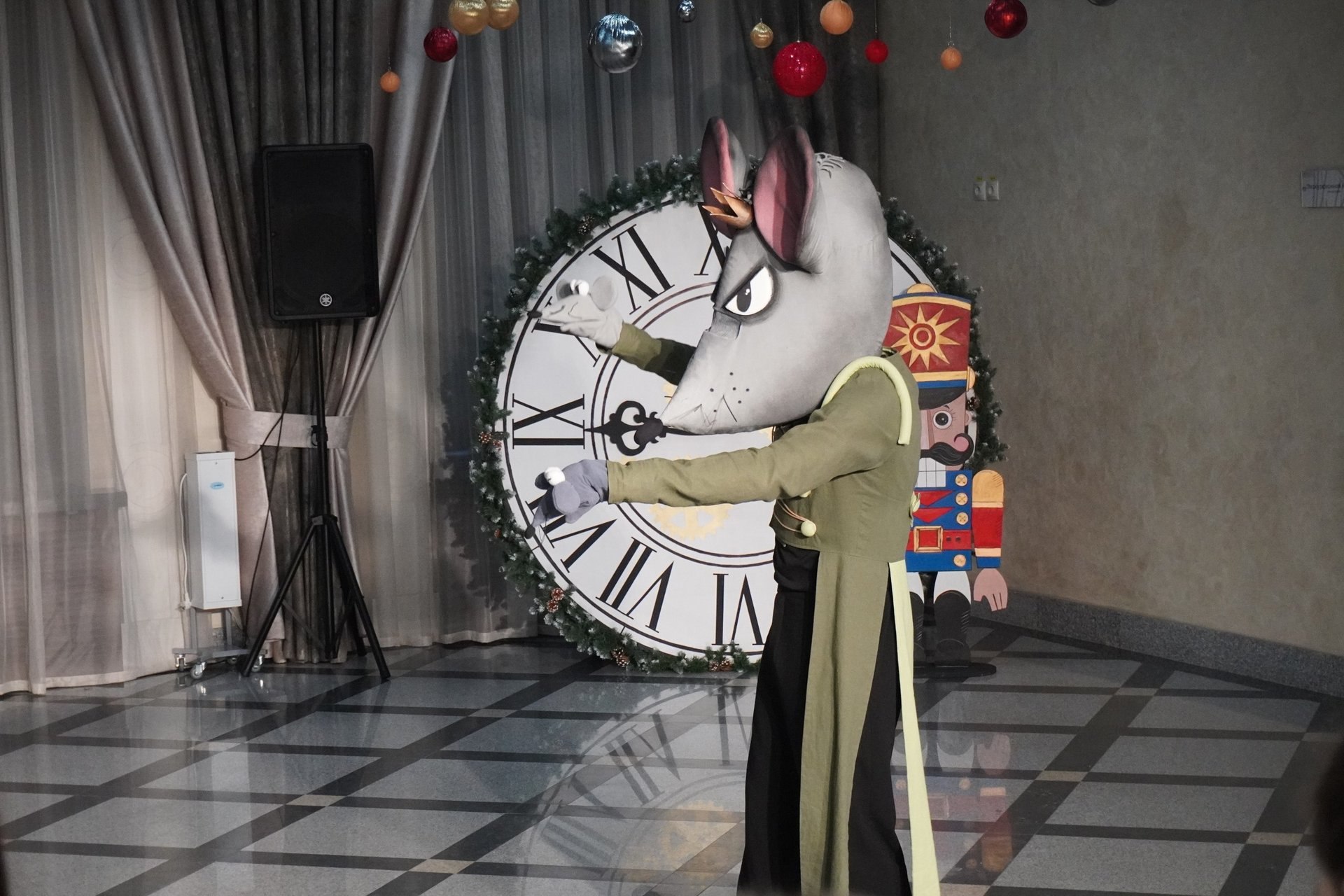 Готовность театров к новогодним встречам с юными зрителями оценили в Барнауле