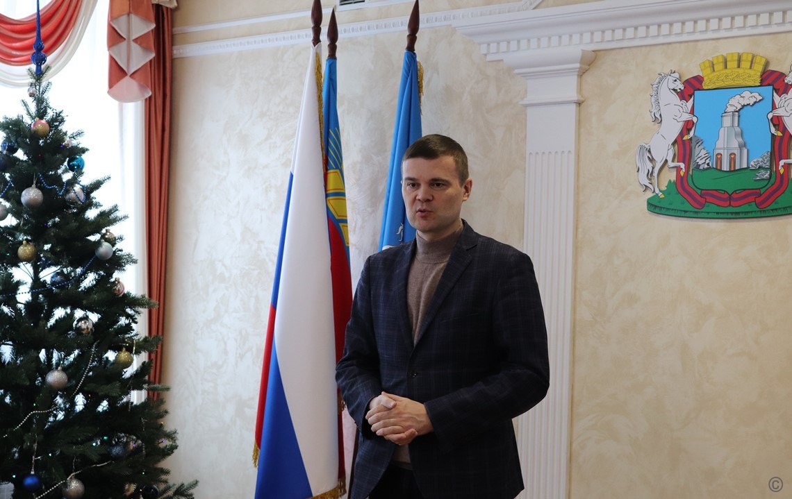 Депутаты вручили паспорта юным жителям Барнаула Депутаты вручили паспорта юным жителям Барнаула