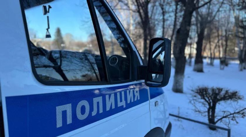 В Бийске полицейские задержали подозреваемую в краже терминала для оплаты