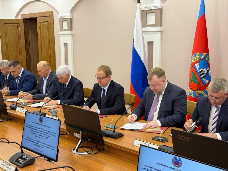 Виктор Томенко подписал соглашение с краевым профсоюзом и регобъединением работодателей Виктор Томенко подписал соглашение с краевым профсоюзом и регобъединением работодателей