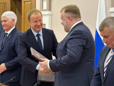 Виктор Томенко подписал соглашение с краевым профсоюзом и регобъединением работодателей